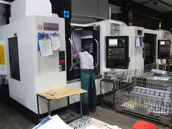 錦宏峰CNC工人裝件